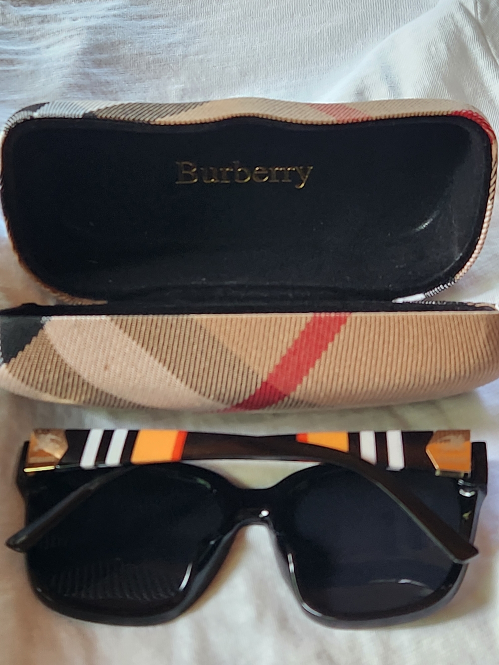 Burberry Black Square Sunglasses with Signature Case - Picture 2 of 9